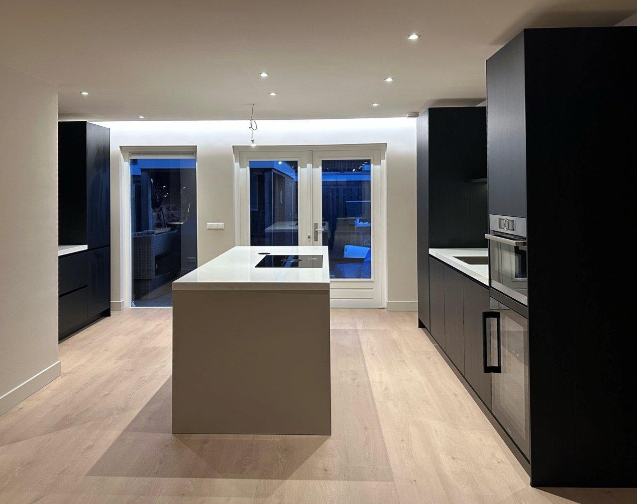 keuken-verbouwing-bodegraven-oskam Niet verhuizen, wel verbouwen. M Oskam Aannemingsbedrijf uit Bodegraven heeft deze prachtige verbouwing opgeleverd aan zeer tevreden klanten